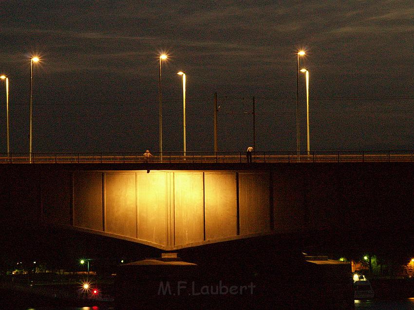 Lebensmueder mit Pistole Koeln Deutzer Bruecke P38.JPG